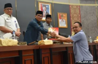 Wakil Ketua DPRD Padang, Mastilizal Aye didampingi Jufri (Wakil Ketua), Andree H Algamar (Sekda) menerima laporan kinerja lembaga legislatif itu pada masa sidang II tahun 2024/2025 yang dibacakan Sekwan, Hendrizal Azhar pada rapat paripurna, Rabu. (humas)