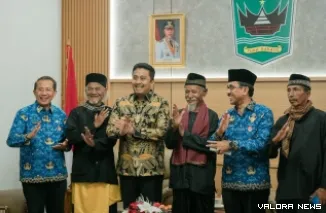 Wagub Sumbar, Vasko Ruseimy bersama tuo silek dan pimpinan OPD Sumbar. (humas)