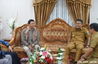 Wagub Sumbar, Vasko Ruseimy didampingi John Kenedy Azis (Bupati Padang Pariaman) menyambut kedatangan Kepala BNPB, Letjen TNI Suharyanto di VIP BIM, Selasa malam. (humas)