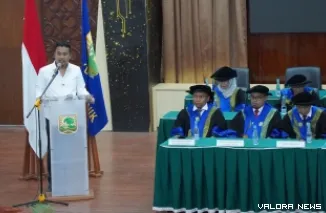 Wagub Sumbar, Vasko Ruseimy memberikan sambutan pada perayaan Lustrum VIII Fakultas Teknik Universitas Andalas, Kamis. (humas)