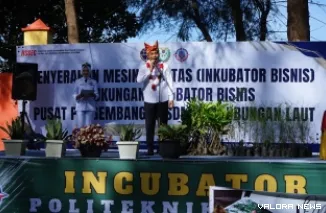 Wagub Sumbar, Vasko Ruseimy memberikan sambutan pada kegiatan wisuda taruna-taruni Poltekpel Sumbar di daerah Katapiang, Kabupaten Padang Pariaman, Kamis. (humas)