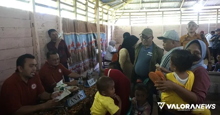 Bupati Pasbar, Yulianto meninjau pelaksanaan pengobatan gratis di Jorong Rura Patontang, Nagari Pematang Panjang, Kecamatan Koto Balingka, Rabu. (humas)