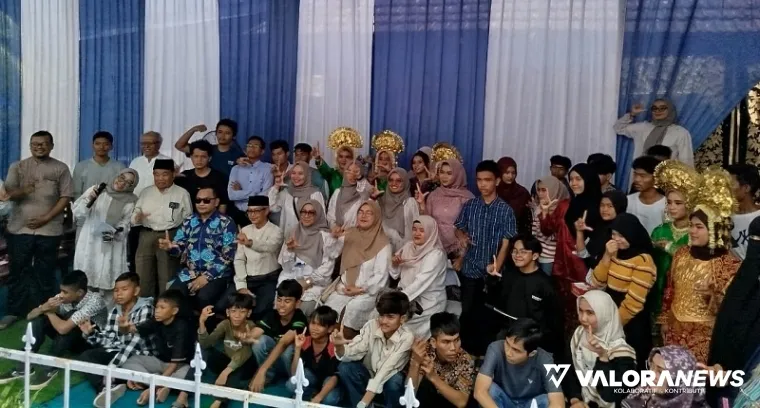 Kepala PKBM Lokomotif, Nurul Maulidia Syam bersama guru, yayasan, pengawas, donatur dan orang tua siswa foto bersama dengan lulusan yang telah menamatkan studinya, usai acara pelepasan siswa/siswi, di Padang, Sabtu. (mangindo kayo)