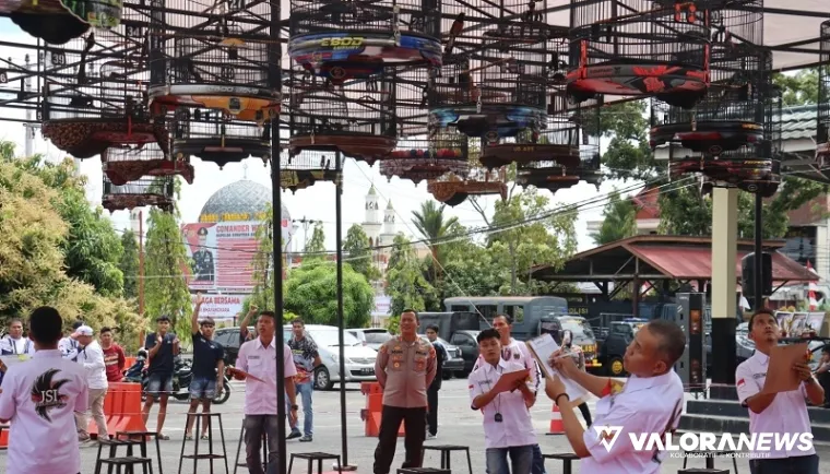 Kapolres Pasaman Barat, AKBP Agung Tribawanto membuka lomba burung berkicau di Mapolres Pasbar, Ahad. (robbi irwan)