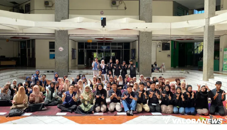 Peserta kegiatan Sekolah Ruang Isyarat&quot; foto bersama usai pembukaan kegiatan yang digagas Kementerian Sosial Masyarakat BEM KM Universitas Andalas (Unand) bersama Teman Tuli dan Juru Bicara Isyarat (JBI) serta volunteer, 18 Mei 2025. (istimewa).