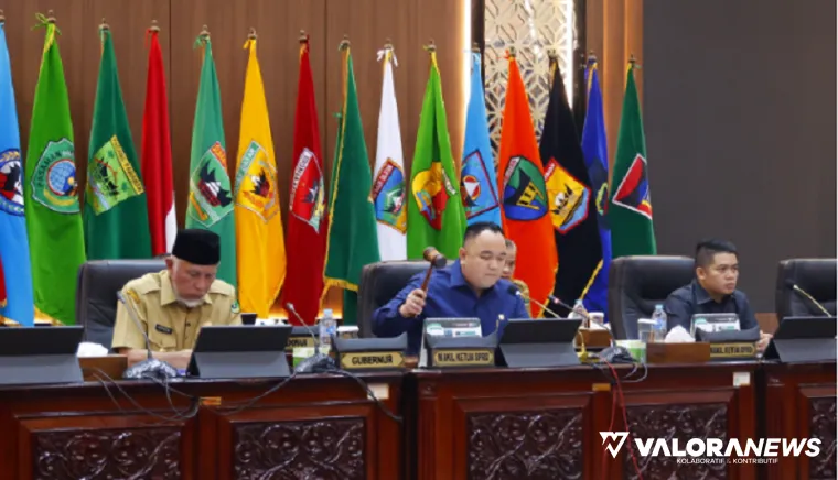 Wakil Ketua DPRD Sumbar, Nanda Satria didampingi M Iqra Chissa, mengetuk palu pengesahan Ranperda Fasilitasi Penyelenggaraan Pesantren sebagai usul prakarsa DPRD Sumbar, dalam rapat paripurna, Senin. (humas)