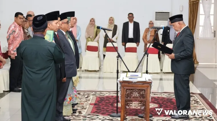 Gubernur Sumbar, Mahyeldi mengambil sumpah jabatan 6 Pimpinan Tinggi Pratama (PTP) hasil seleksi terbuka, di auditorium gubernuran, Sabtu. (humas)