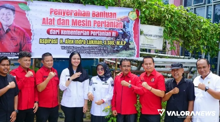 Bupati Dharmasraya Annisa Suci Ramadhani didampingi Leli Arni (Wabup) foto bersama dengan perwakilan penerima bantuan yang diperjuangkan anggota DPR RI Dapil I Sumatera Barat, Alex Indra Lukman, di halaman kantor Dinas Pertanian, Pulau Punjung, Rabu. (hum