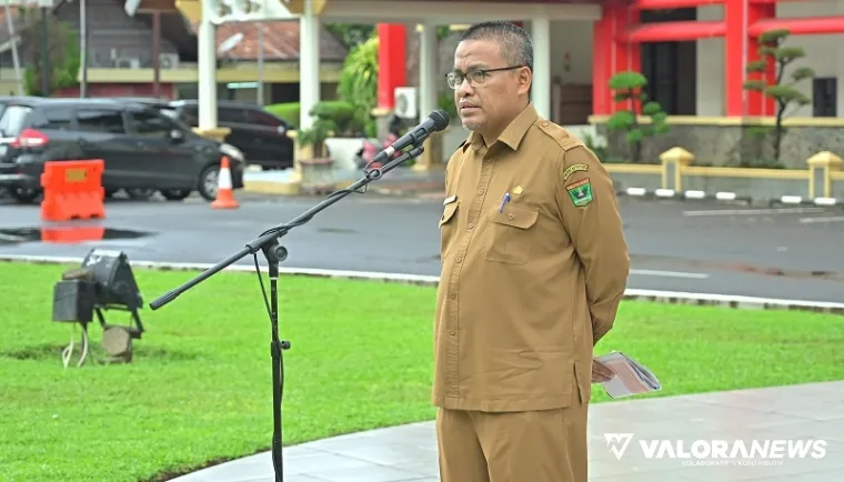 Sekdaprov Sumatera Barat, Arry Yuswandi memberikan arahan pada apel Senin pagi di halaman kantor gubernur. Ini merupakan apel perdananya usai dilantik sebagai Sekdaprov Sumbar. (humas)