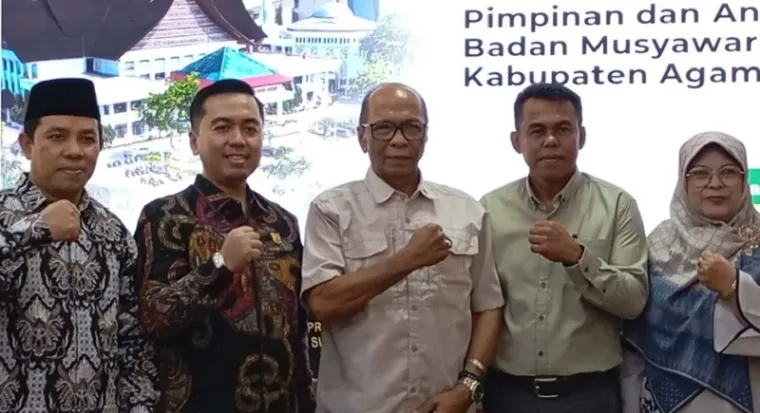 Ketua DPRD Agam, Ilham bersama rombongan anggota Bamus, foto bersama Ketua Tim Pakar DPRD Sumatera Barat, HM Nurnas usai dialog tentang penyusunan agenda kedewanan di ruang khusus 2, Kamis. (humas)