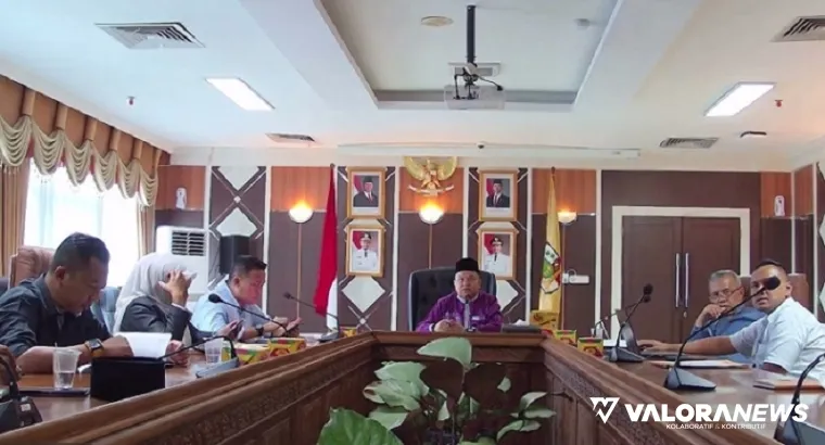 Staf Ahli Walikota bidang Ekonomi Keuangan dan Pembangunan Mahyuddin bersama Kepala BPS Pekanbaru menyampaikan rilis inflasi Maret 2025 di Kota Pekanbaru. (humas)