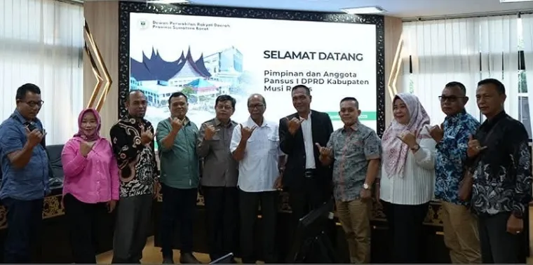 Ketua Tim Pakar DPRD Sumbar, HM Nurnas foto bersama dengan Pansus I DPRD Musi Rawas, Sumsel, usai dialog di Ruang Khusus I Gedung DPRD Sumatera Barat, Kamis. (humas)