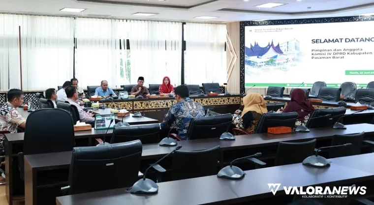 Kasubag Keuangan Sekretariat DPRD Sumbar, Yasmin dialog dengan Pimpinan dan Anggota Komisi IV DPRD Pasaman Barat di ruang khusus 1, Kamis. (humas)