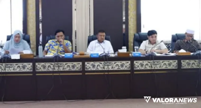 Ketua Komisi II DPRD Sumatera Barat, Khairuddin Simanjuntak beserta rekan, Aida, Irsyad Safar dan Yogi Pratama saat menggelar RDP dengan manajemen PTPN VI dan Pemkab Pasbar, Rabu. (humas)