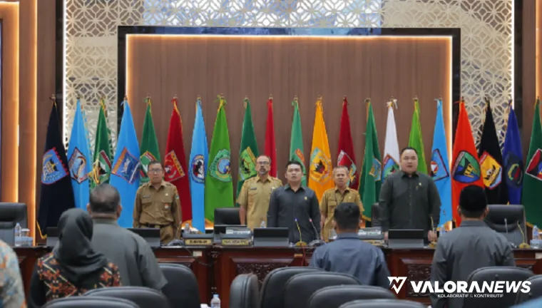Wakil DPRD Sumbar, M Iqra Chissa Putra didampingi Nanda Satria dan Yoswardi (Pj Sekda) pada rapat paripurna dengan agenda pengumuman penetapan pimpinan Pansus RPJMD serta Fasilitasi dan Penyelenggaraan Pesantren, Senin. (humas)