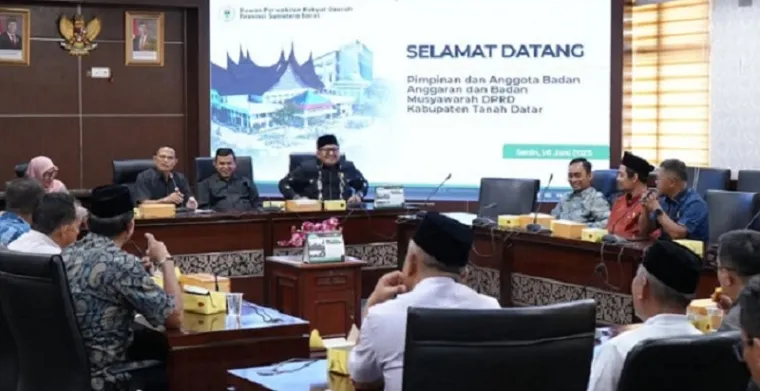 Anggota DPRD Sumatera Barat, Daswanto, bahas berbagai materi tentang Ranperda PPA 2024 bersama pimpinan dan anggota Banggar DPRD Tanah Datar, di Ruang Badan Musyawarah DPRD Sumbar, Senin. (humas)