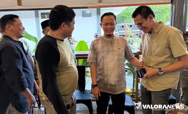 Wako Pekanbaru, Agung Nugroho temui dua kelompok pemuda yang dikabarkan tengah memperebutkan lahan parkir di kawasan Pasar Induk Terminal Bandar Raya Payung Sekaki Jalan Tuanku Tambusai Ujung, Jumat sore (humas)