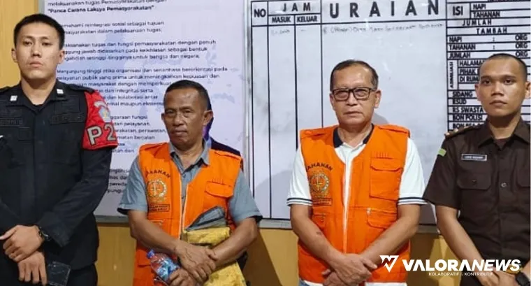 Penyidik Kejari Pasbar perlihatkan dua dari 4 tersangka dugaan korupsi pembangunan RSUD, Kamis. (humas)