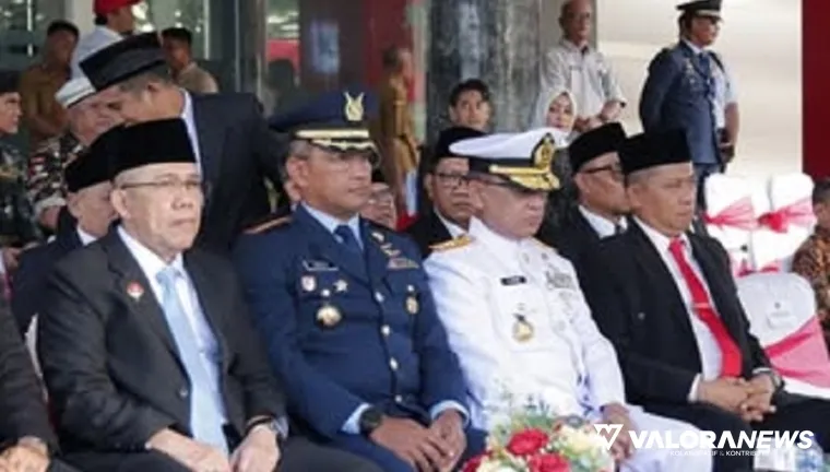Ketua Sementara DPRD Sumbar, Evi Yandri (paling kanan) bersama jajaran Forkopimda dan undangan lainnya, saat menghadiri Upacara Bendera Peringatan Hari Lahir Pancasila yang digelar di halaman kantor gubernur Sumatera Barat, Ahad pagi. (humas)