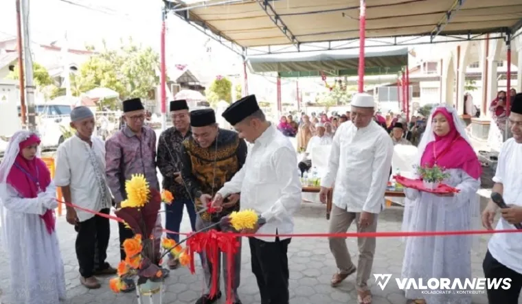 Ketua Sementara DPRD Sumbar, Evi Yandri Rajo Budiman hadiri peresmian gedung TPQ yang ditandai dengan pengguntingan pita dan peninjauan ruangan didampingi pengurus masjid, tokoh masyarakat, serta orang tua santri, Ahad. (humas)