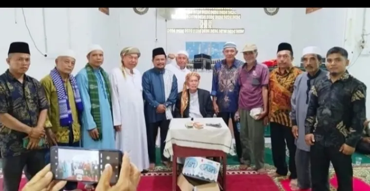 Anggota DPRD Sumatera Barat, Hanapi Lubis foto bersama dengan penceramah kondang, Syech Mudo dan jemaah Tabligh Akbar di Kampung Bangih, Jorong Binjai, Nagari Binjai, Kecamatan Tigo Nagari, Kabupaten Pasaman, Ahad. (humas)