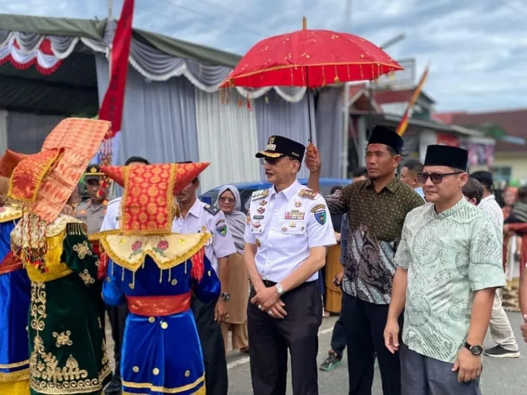 Bupati Hendrajoni saat meresmikan Kantor Wali Nagari Lunang I di Kecamatan Lunang, Kabupaten Pesisir Selatan, Sumatera Barat, Rabu (18/6/2025). FOTO: Bagian Prokopim Setkab Pesisir Selatan