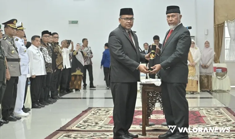 Gubernur Sumbar, Mahyeldi serahkan SK pengangkatan sebagai Sekdaprov Sumbar, usi pelantikan di auditorium gubernuran, Jumat. (humas)