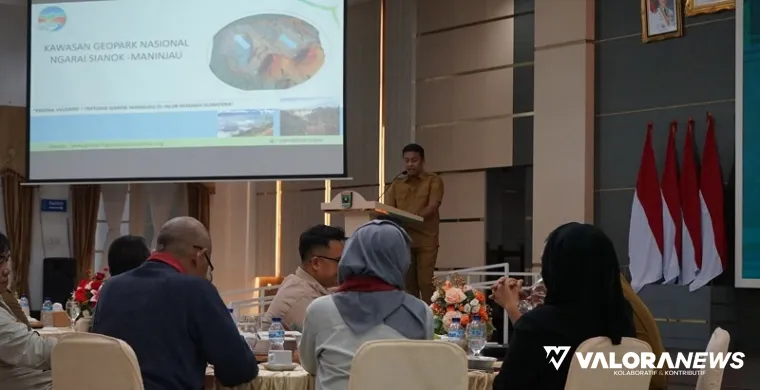 Wagub Sumbar, Vasko Ruseimy memberikan sambutan pada verifikasi lapangan usulan kawasan Geopark Nasional Sianok-Maninjau dan Silokek jadi warisan Unesco, di Auditorium Gubernuran, Selasa siang. (humas)