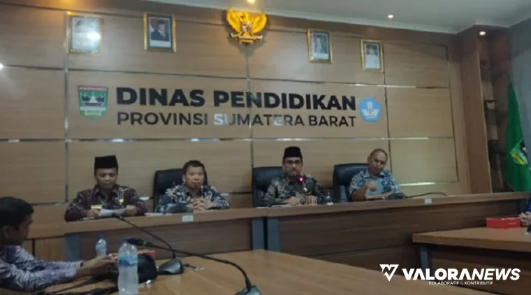 Kepala Dinas Pendidikan Sumbar, Barlius dalam konferensi pers di Dinas Pendidikan Sumbar, Kamis. (humas)