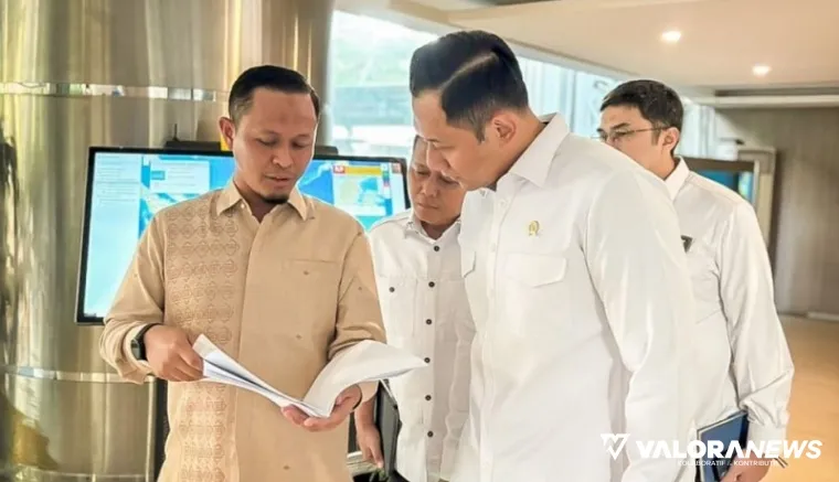 Wali Kota Pekanbaru, Agung Nugroho (kiri) bersama Menteri Koordinator Bidang Infrastruktur dan Perumahan Rakyat  Agus Harimurti Yudhoyono (AHY), di Jakarta, Senin (5/5/2025). (humas)
