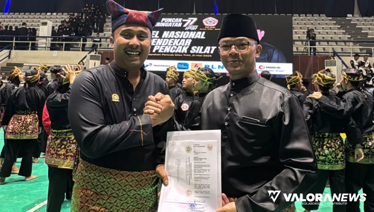 Wakil Ketua Umum IPSI, Sugiono serahkan Surat Keputusan (SK) Pengurus IPSI Sumbar dengan ketua Vasko Ruseimy di Jakarta, Sabtu. (humas)