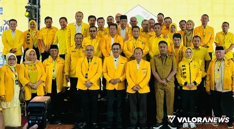 Sekjen Partai Golkar, Muhammad Sarmuji, Ahmad Dolli Kurnia (DPP), Khairunas (Ketua demisioner), Vasko Ruseimy (Wagub Sumbar) serta ketua tingkat kabupaten kota, foto bersama usai pembukaan, Senin sore. (veri rikiyanto)