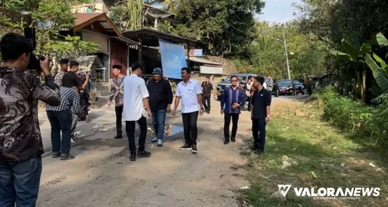 Wagub Sumbar, Vasko Ruseimy didampingi Wali Kota Sawahlunto, Riyanda Putra, Medi Iswandi (Kepala Bappeda Sumbar) dan jajaran, tinjau kerusakan jalan provinsi di kota itu, Jumat. (humas)