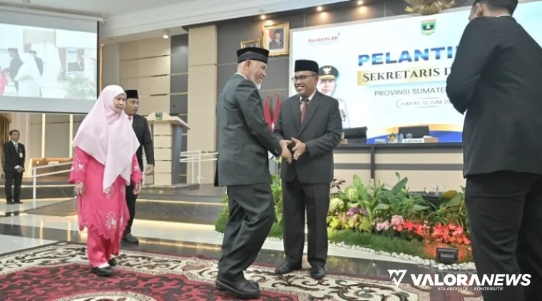 Gubernur Sumbar, Mahyeldi memberikan selamat pada Arry Yuswandi usai dilantik sebagai Sekdaprov Sumbar, di auditorium gubernuran, Jumat. (humas)