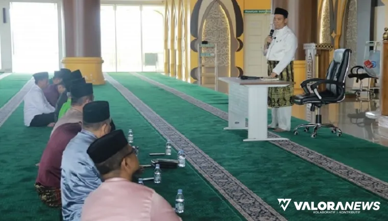 Wawako Pekanbaru, Markarius Anwar memberikan arahan pada kegiatan pembinaan akhlak yang dilaksanakan di Masjid Agung Al-Firdaus Komplek Perkantoran Tenayan Raya, Jumat pagi. (humas)