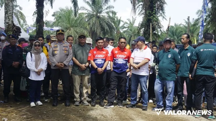 Anggota DPRD Sumatera Barat, Ade Putra bersama Kapolres Pasbar saksikan para pembalap menaklukn arena Kejurnas Grasstrack Putaran 2 Regional 1A Sumatera di Sirkuit Bimer Jaya Group Rambah, Kecamatan Kinali, Sabtu. (humas)