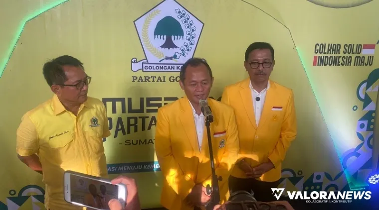 Sekjend DPP Partai Golkar, Muhammad Sarmuji memberikan keterangan pers usai membuka Musda XI Partai Golkar Sumbar yang digelar di Hotel Truntum Padang. (veri rikiyanto)