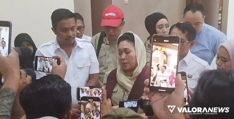 Ketua Komisi IV DPR RI, Titik Soeharto diwawancarai wartawan di VIP BIM, Jumat siang. (mangindo kayo)