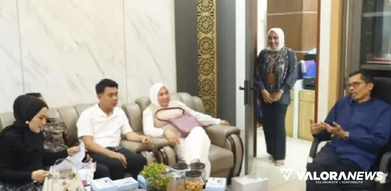 Tim Pakar DPRD Sumbar, Raflis yang juga mantan Sekwan, berdialog dengan Pimpinan dan Anggota Komisi IV DPRD Provinsi Bengkulu, Jumat. (humas)