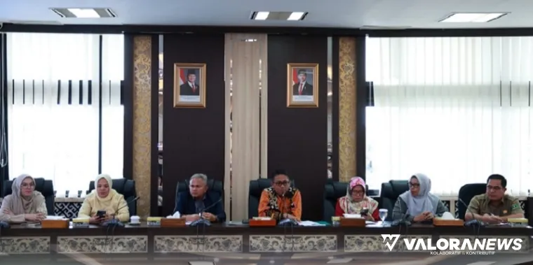 Ketua Komisi V DPRD Sumbar, Lazuardi Erman memimpin rapat audiensi dengan pengurus Musyawarah Kerja Kepala Sekolah (MKKS) SLB se-Sumbar di Ruang Khusus I, Selasa. (humas)