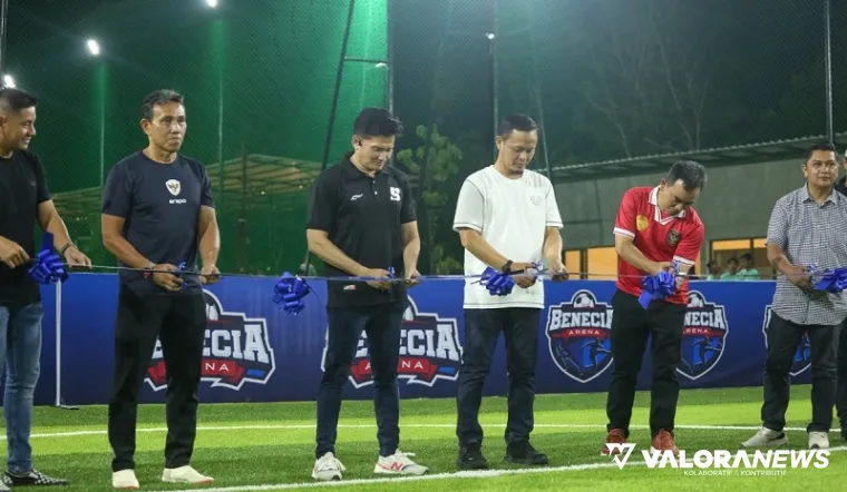 Wako Pekanbaru, Agung Nugroho dan jajaran, lakukan pengguntingan pita tanda diresmikannya Lapangan Mini Soccer Benecia Arena di Jalan Soekarno-Hatta, Senin malam. (humas)