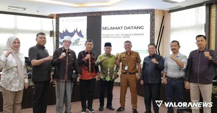 Ketua Bapemperda DPRD Sumatera Barat, M Yasin didampingi Wakil Ketua Zulkenedi Said, foto bersama dengan Bapemperda DPRD Jambi, di ruang khusus 1, Selasa. (humas)