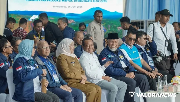 Gubernur Sumbar, Mahyeldi bersama Menteri ESDM, Bahlil Lahadalia dan kepala daerah lainnya, menghadiri peresmian 55 proyek pembangkit EBT oleh Presiden Republik Indonesia, Prabowo Subianto, di Jawa Timur, Kamis. (humas)