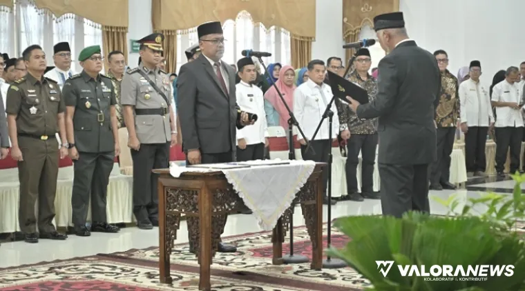 Gubernur Sumbar, Mahyeldi mengambil sumpah jabatan Ary Yuswandi sebagai Sekdaprov Sumbar di auditorium gubernuran, Jumat. (humas)