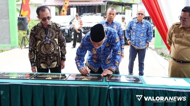 Gubernur Sumbar, Mahyeldi menandatangani prasasti peresmian lima jembatan di Sumbar, saat peresmian kolektif di Jembatan Rumah Sakit Unand, Selasa. (humas)