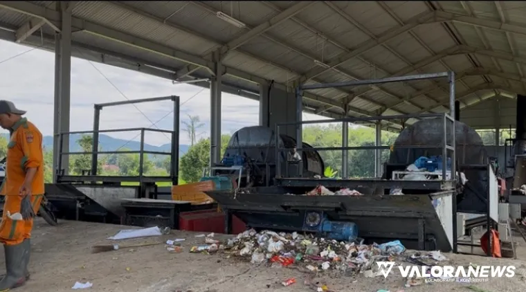Seorang tenaga kerja, mengoperasikan mesin pengolah sampah pirolisis di Bukittinggi, Kamis. (hamriadi)