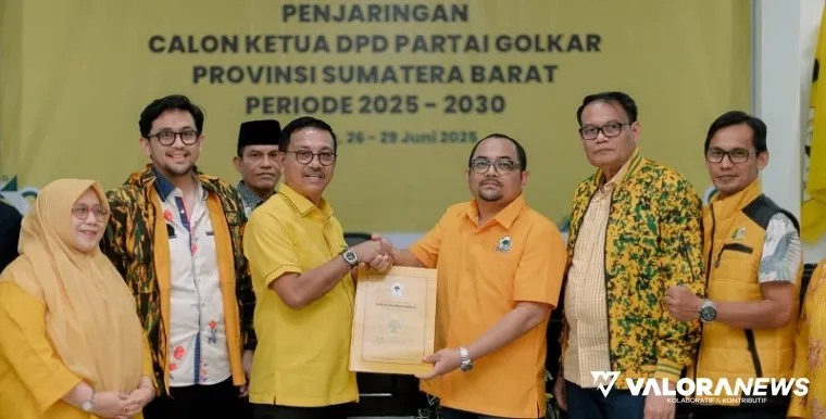 Calon Ketua Partai Golkar Sumbar, Khairunas menyerahkan berkas pencalonan dirinya sebagai ketua pada Musda XI di kantor Partai Golkar, Jl Pramuka Raya, Padang, Sabtu. (istimewa)