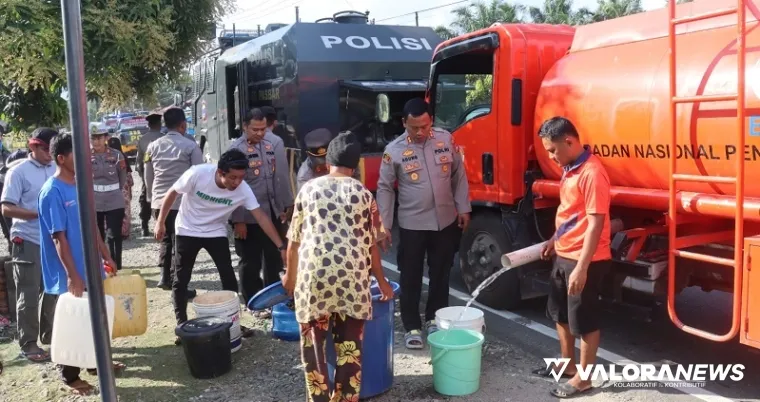 Kapolres Pasaman Barat, AKBP Agung Tribawanto mendistribusikan air bersih untuk warga Jorong Labuah Luruih, Nagari Aia Gadang Barat, Kecamatan Pasaman, Jumat. (robbi irwan)