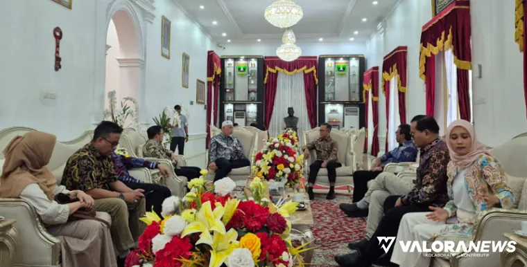 Gubernur Sumbar, Mahyeldi menerima kunjungan Indrieffouny Indra didampingi jajaran, yang berpamitan untuk selanjutnya bertugas sebagai Direktur Utama PT Semen Indonesia, Sabtu. (humas)