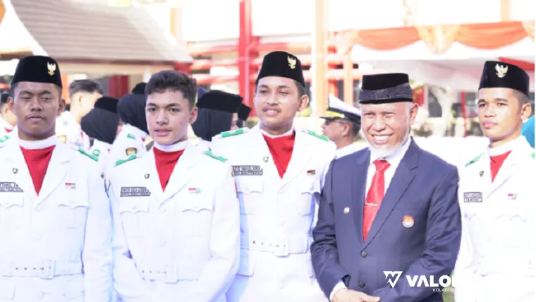 Gubernur Sumbar, Mahyeldi berfoto bersama petugas upacara Peringatan Hari Lahir Pancasila yang digelar Pemerintah Provinsi Sumatera Barat (Pemprov Sumbar) di halaman kantor gubernur, Senin. (humas)